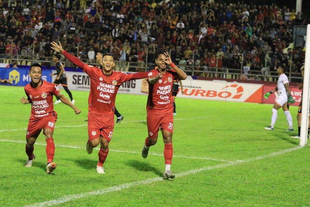 Gelandang Semen Padang FC, Rosad Setiawan (kanan), didampingi rekan-rekannya merayakan golnya ke gawang Persiraja Banda Aceh di Stadion Haji Agus Salim, Padang, Sumatera Barat, Jumat (16/9/2022). Tim tuan rumah menang 3-0 pada pertandingan pekan ketiga Liga 2 Indonesia itu.
