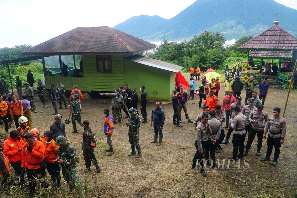 Para petugas gabungan bersiap mendukung tim SAR yang melakukan pencarian dan penyelamatan pendaki yang terjebak seusai erupsi Gunung Marapi di posko dekat pintu masuk pendakian Batupalano, Kecamatan Sungai Pua, Agam, Sumatera Barat, Senin (4/12/2023).  