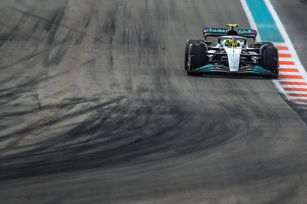 Pebalap Mercedes, Lewis Hamilton, mengikuti sesi kualifikasi balapan Formula 1 seri Miami di Amerika Serikat, Minggu (8/5/2022) dini hari WIB. 
