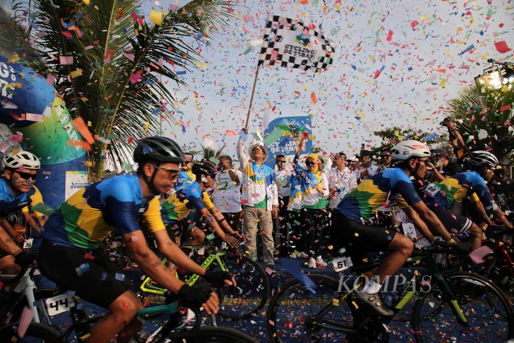 West Java Governor Ridwan Kamil raised the start flag to mark the start of the 2022 Cycling de Jabar bicycle race at Palangpang Beach, Ciletuh Geopark Area, Ciemas District, Sukabumi Regency, West Java, Saturday (27/8/2022). The bicycle race starts from Palangpang Beach and ends at Pangandaran Beach with a total distance of 367.5 kilometers.