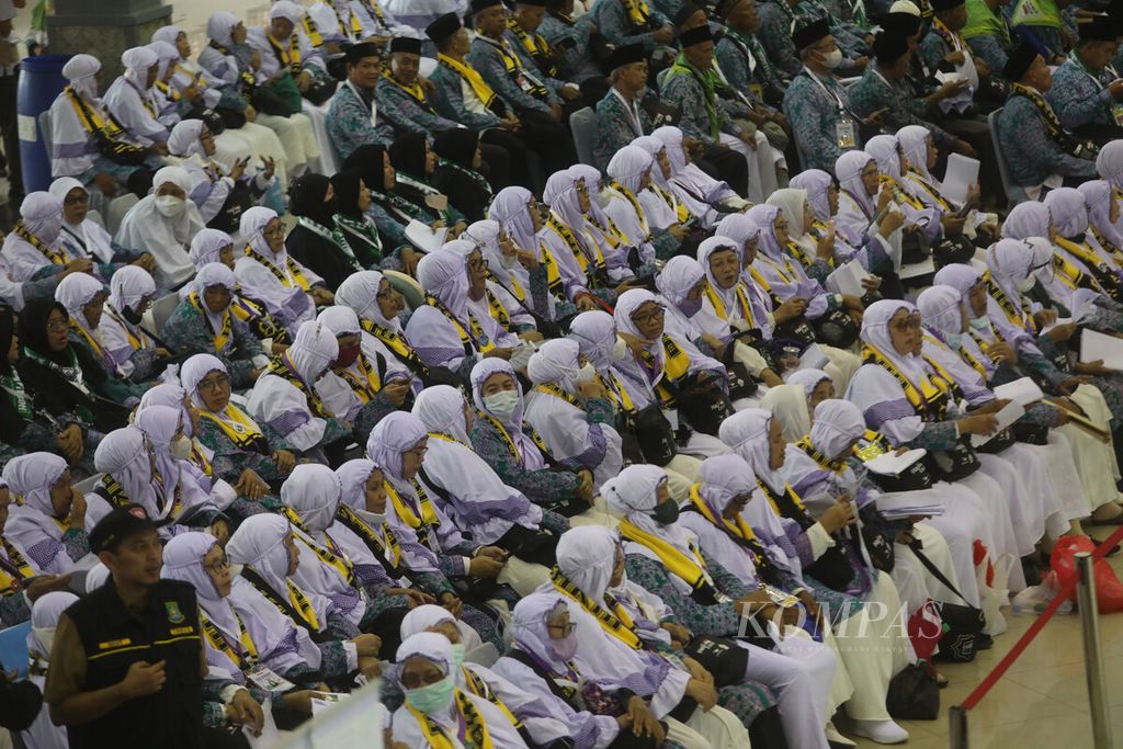 Prospective members of the Hajj pilgrimage wait their turn to arrange departure preparations at the Pondokgede Hajj Dormitory embarkation complex, Jakarta, Tuesday (23/5/2023).