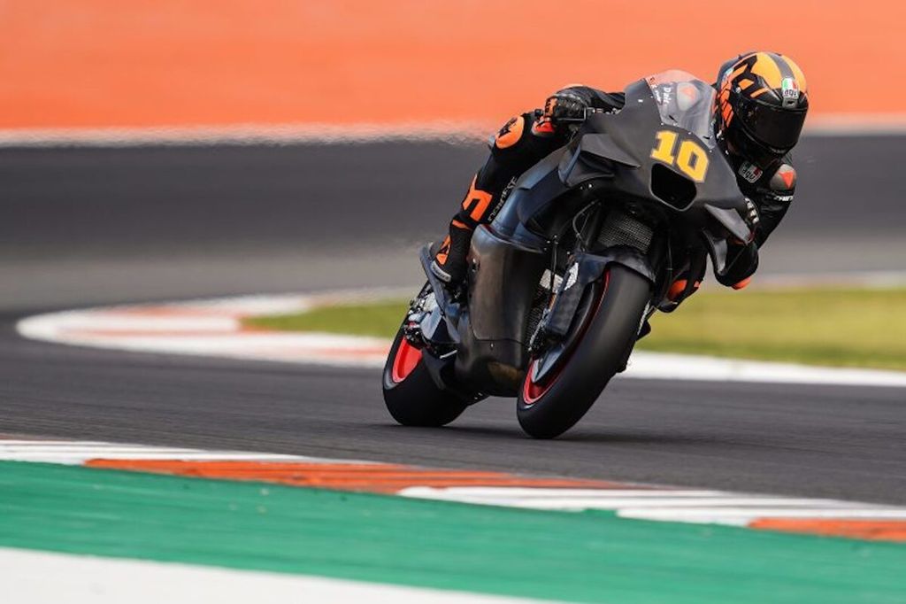Luca Marini memacu motor Honda RC213V dalam tes akhir musim MotoGP 2023 di Sirkuit Ricardo Tormo, Valencia, pada 28 November lalu. Para pebalap Honda menyebut motor baru musim ini memiliki potensi untuk kompetitif.