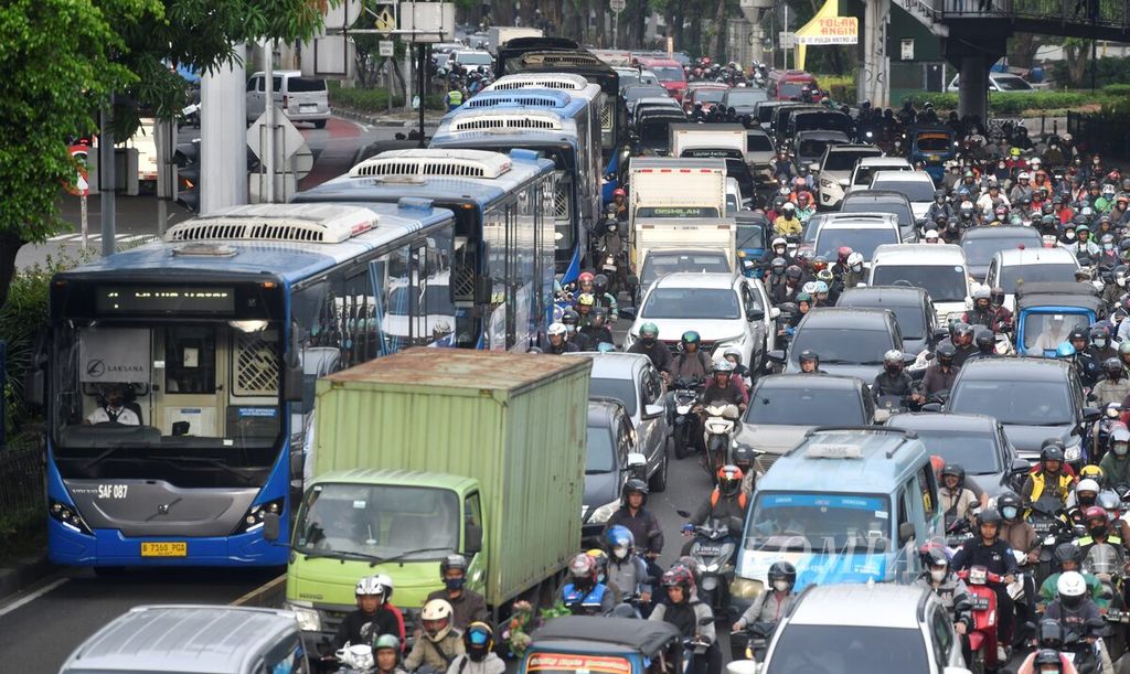 Bus Transjakarta melintas di Jalan Daan Mogot, Jakarta Barat, saat jam pulang kerja, Selasa (4/4/2023).