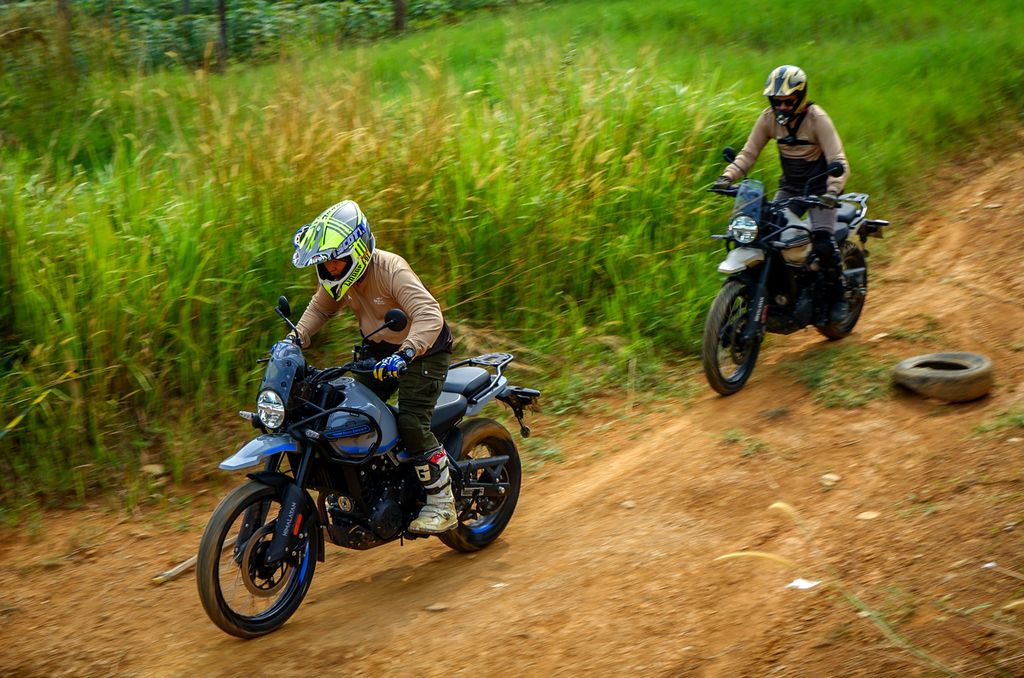 Instruktur JDDC, Jusri Pubuluhu (kiri), mengawali rombongan media saat sesi uji kendara All-New Himalayan 450 saat uji kendara di Desa Pelangi, Sentul, Jawa Barat, Rabu (10/7/2024). 