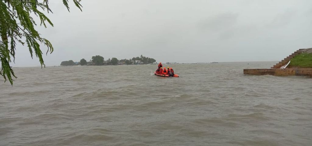 Tim SAR dari Kantor Basarnas Sulsel melakukan pencarian korban perahu pecah di sekitar kawasan Pantai Losari, Makassar, Sulawesi Selatan, Senin (21/2/2022). Satu orang ditemukan meninggal dan satu orang lainnya masih dicari.