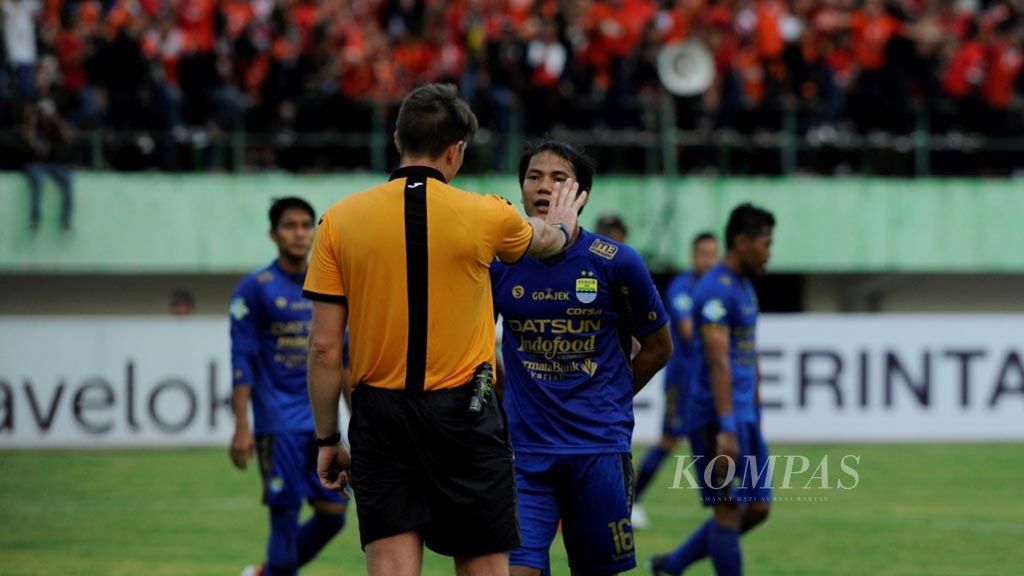 Penampilan wasit Evans Shaun Robert saat memperingatkan Achmad Jufriyanto, pemain Persib Bandung, saat melawan Persija Jakarta dalam laga Go-Jek Traveloka Liga 1 di Stadion Manahan, Kota Solo, Jawa Tengah, Jumat (3/11).