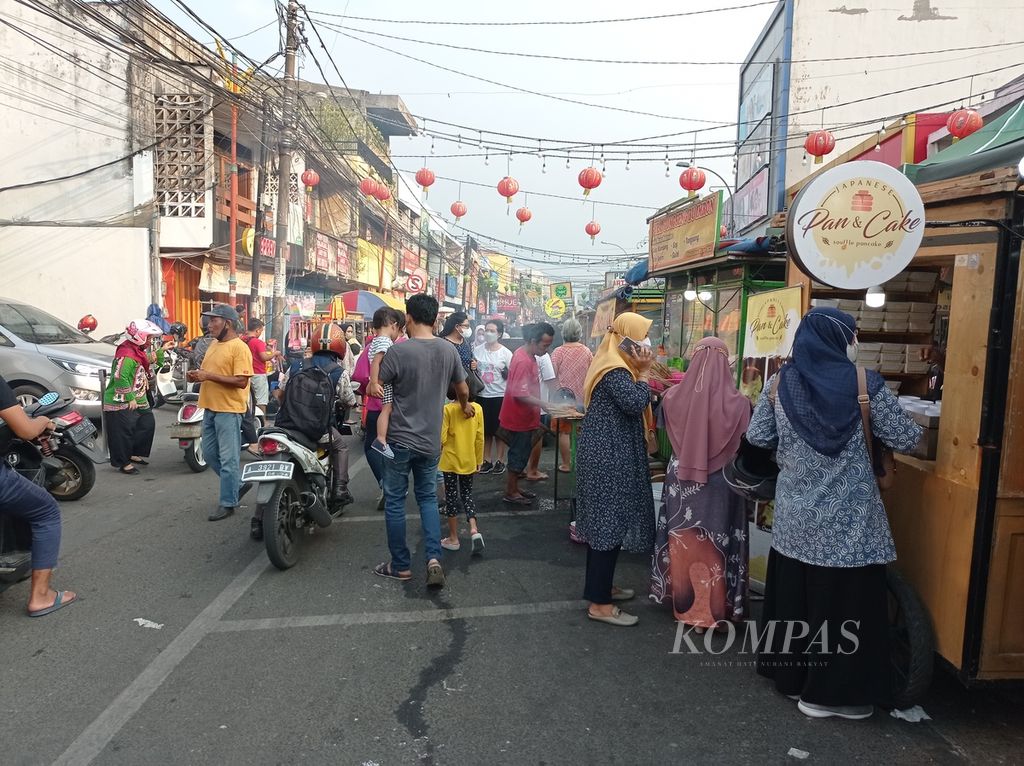 Warga berbondong-bondong ke pusat kuliner Pasar Lama di Kota Tangerang, Banten, Kamis (14/4/2022). Mereka berburu takjil, menikmati ragam kuliner, atau menghabiskan waktu di titik nol Kota "Benteng" Tangerang.
