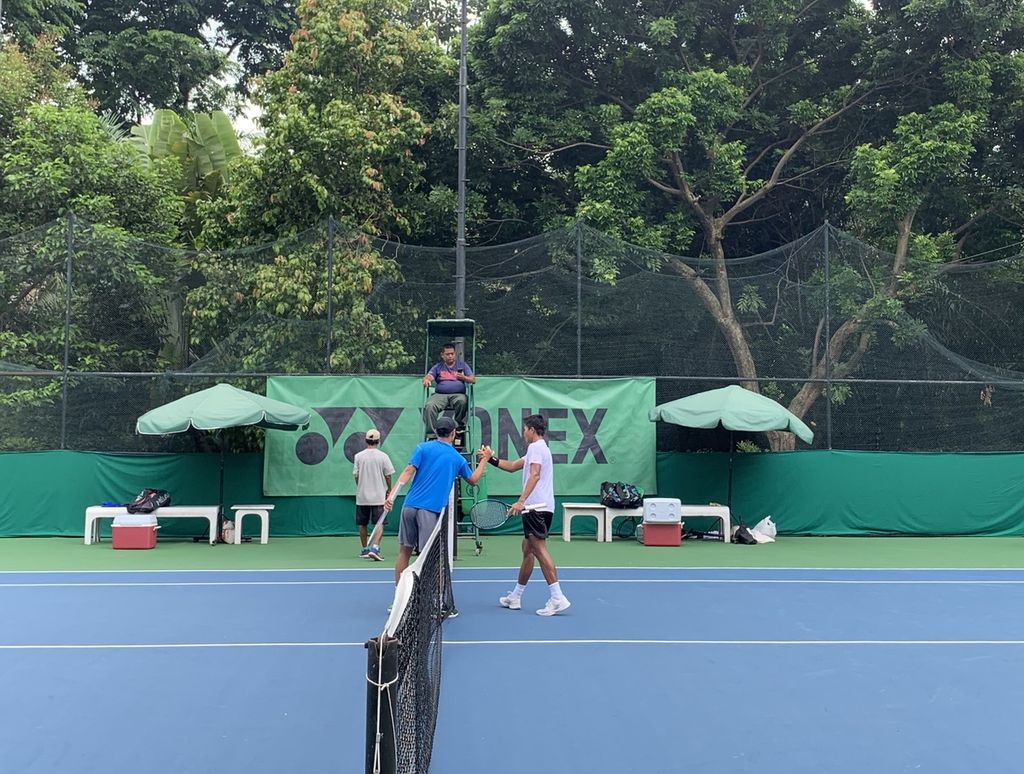 Petenis Indonesia M Rifqi Fitriasi dan petenis Taiwan Tsung Hao Huang berjabat tangan seusai pertandingan babak 16 besar, seri kedua Turnamen Tenis Internasional Medco Energi 2022, di lapangan tenis Hotel Sultan, Jakarta, Kamis (3/11/2022). Rifqi gagal melaju ke perempat final karena kalah dari Tsung dengan skor 2-6, 5-7.