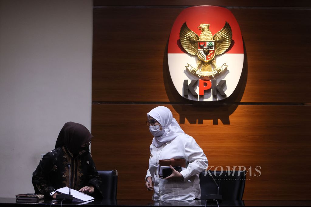 Wakil Ketua Komisi Pemberantasan Korupsi, Lili Pintauli Siregar (kanan), seusai menyampaikan keterangan kepada wartawan terkait penanganan penanganan perkara yang menjerat Wali Kota Tanjungbalai M Syahrial di Gedung KPK, Jakarta, Jumat (30/4/2021). Lili menegaskan bahwa dirinya tidak pernah berkomunikasi dengan M Syahrial dalam penanganan perkara apalagi membantu penanganan perkara di KPK. 