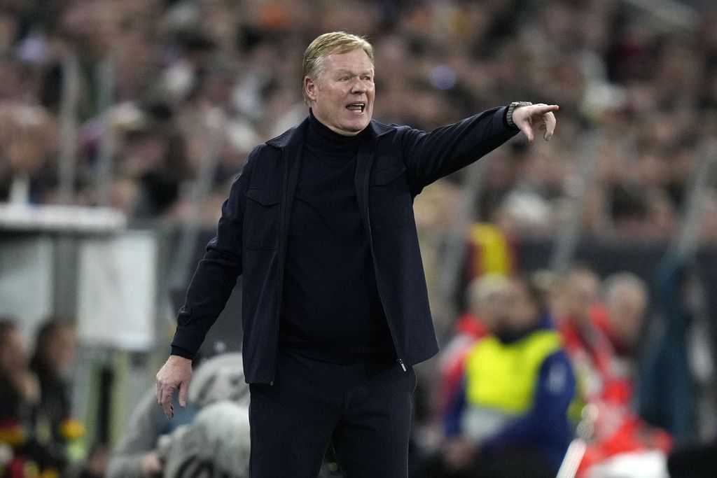 Pelatih Belanda Ronald Koeman memberi arahan kepada pemainnya saat melawan Jerman pada laga Liga Nasional UEFA Grup 3 di Muenchen, Jerman, Senin (14/10/2024).