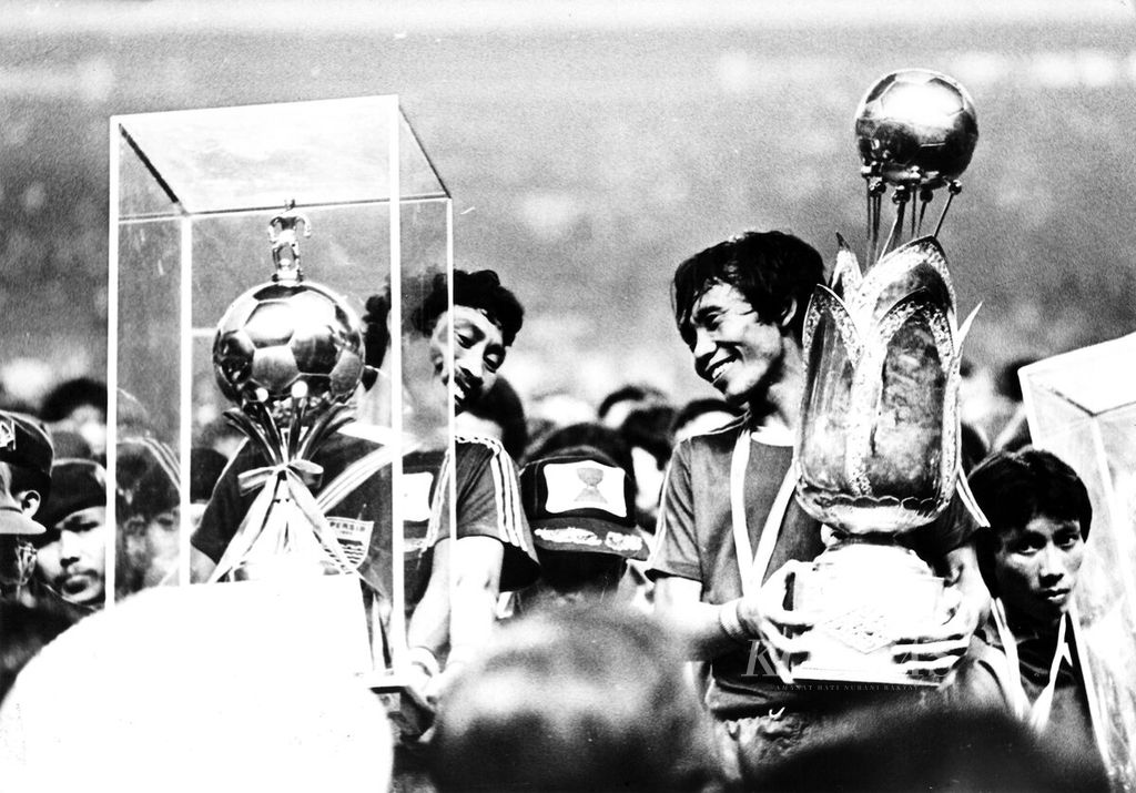Captain of PSMS Medan Sunardi B (top right) accompanied by captain of Persib Bandung, Adeng Hudaya (top left), and captain of PSM Makassar, Abdi Tunggal (bottom right), brought the Championship Trophy of Perserikatan 1985 at the Senayan Main Stadium in Jakarta on February 23, 1985. PSMS became the champion after winning the penalty shootout against Persib, while PSM occupied the third place.