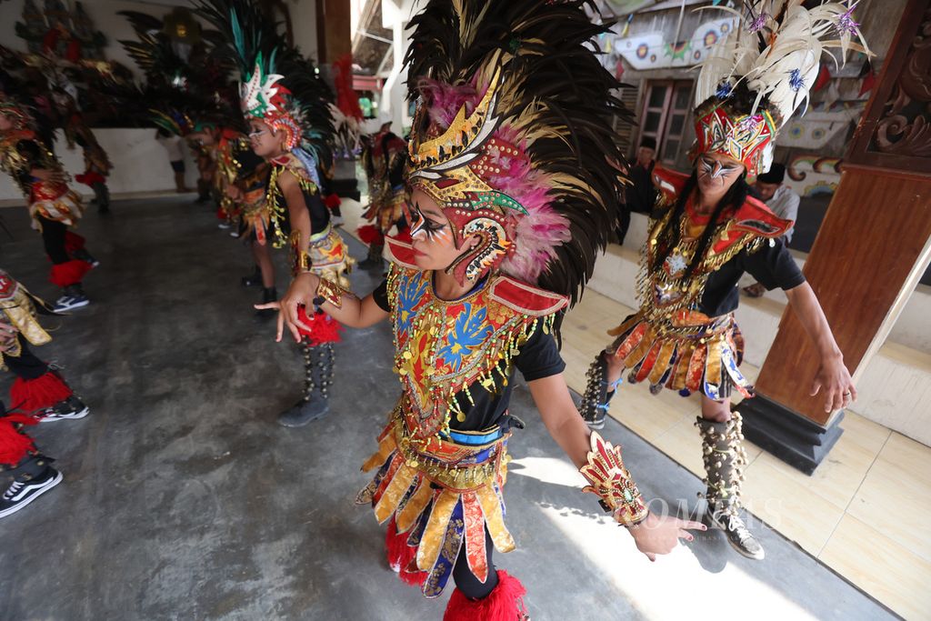 Pegiat seni berlatih tari Topeng Ireng di Padepokan Wargo Budoyo, Dusun Gejayan, Banyusidi, Pakis, Magelang, Jawa Tengah, Senin (18/7/2022). Padepokan itu merupakan bagian dari Komunitas Lima Gunung yang terus aktif menggunakan seni sebagai sarana berekspresi.