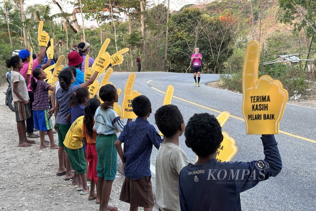 Anak-anak memberi semangat kepada para pelari peserta Jelajah Timur 2023 yang melintas di kawasan Desa Biloto, Kecamatan Mollo Selatan, Kabupaten Timor Tengah Selatan, Nusa Tenggara Timur, Jumat (27/10/2023) sore. 