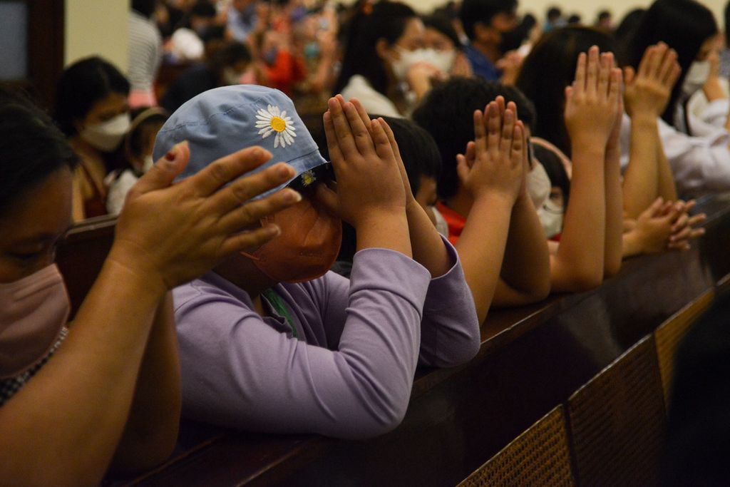 The congregation of children prays solemnly while carrying out Christmas mass at the Church of Santa Theresia Jakarta, Central Jakarta, Sunday (25/12/2022). This Mass is primarily for children.