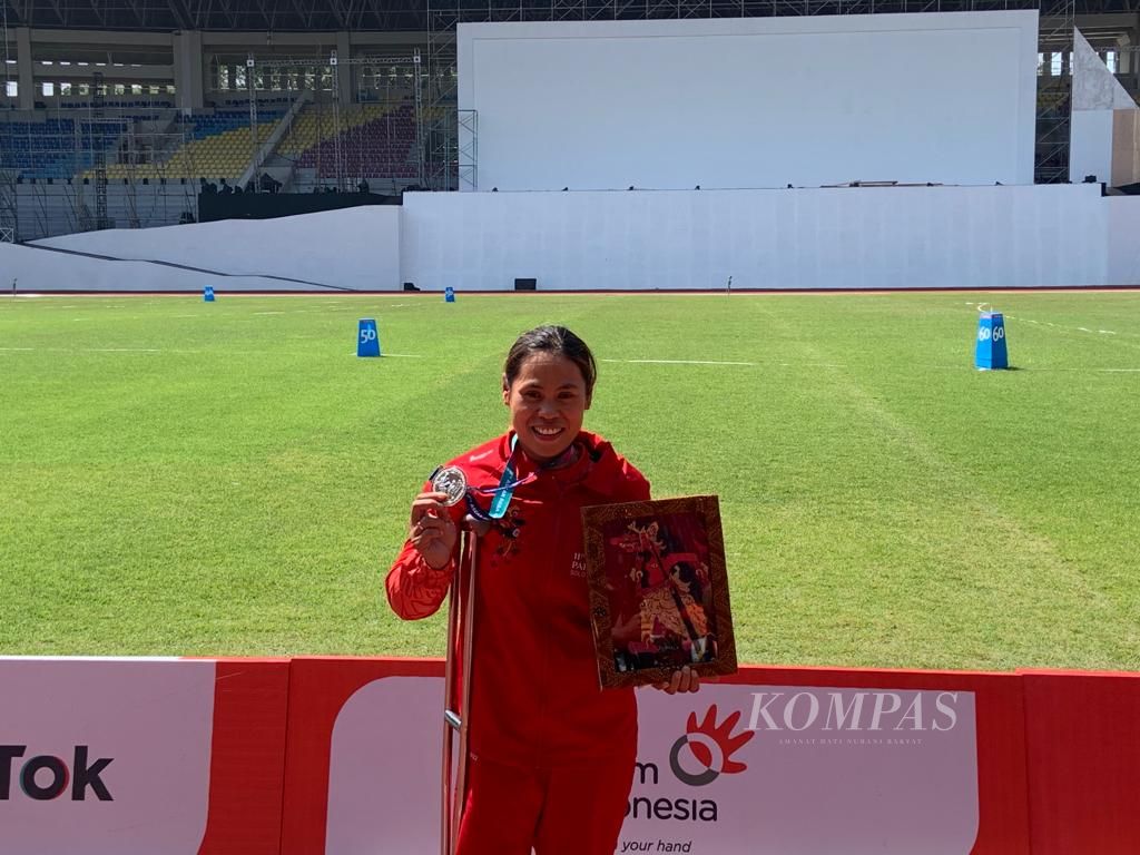 Atlet lari Indonesia, Maria Goreti Samiyati, menerima medali emas dalam upacara penghormatan pemenang (UPP) nomor nomor 400 meter putri kelas T54 ASEAN Para Games 2022 di Stadion Manahan, Surakarta, Jawa Tengah, Kamis (4/8/2022). Maria menyumbangkan total dua medali emas dan satu perak di ajang itu.