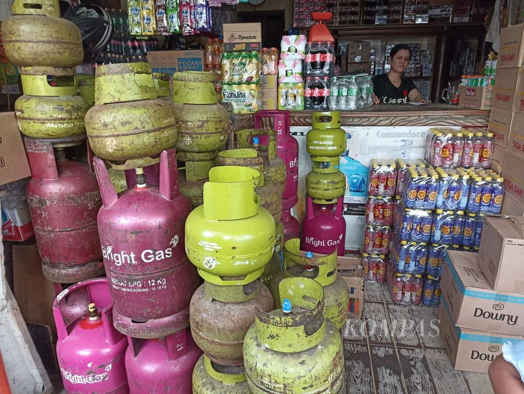 Elpiji bersubsidi dan nonsusbidi dijual di  warung pengecer di Medan, Sumatera Utara, Senin (31/7/2023). Selama tiga pekan pada Juli 2023, Medan dan sekitarnya mengalami kelangkaan gas 3 kilogram.
