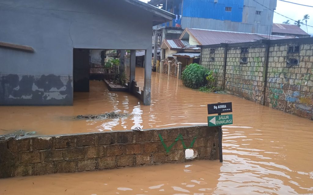 Rumah-rumah warga di Kompleks Organda, Distrik Heram, Kota Jayapura, yang terendam air setinggi 70 sentimeter pada Minggu (9/1/2022). 