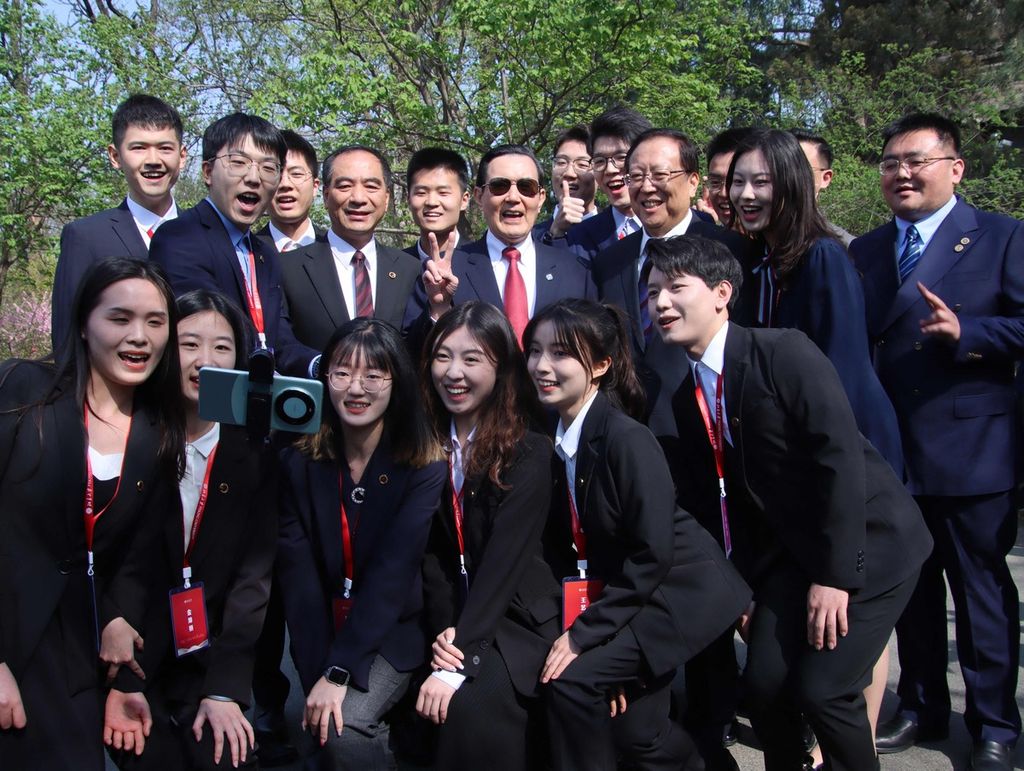 Dalam foto yang dirilis oleh Ma Ying-jeou Foundation pada Selasa (9/4/2024) memperlihatkan mantan Presiden Taiwan Ma Ying-jeou (tengah) berfoto bersama dengan mahasiswa Universitas Peking di Beijing.