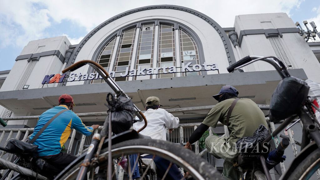 Tukang ojek sepeda menunggu penumpang di Stasiun Kota di kawasan Kota Tua, Jakarta Barat, Jumat (5/2/2021). 