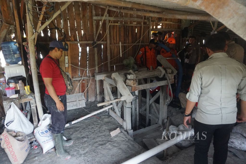 Kondisi mulut sumur tempat para pekerja tambang masuk ke dalam tanah di lapak tambang emas ilegal di Desa Pancurendang, Ajibarang, Banyumas, Jawa Tengah, Rabu (26/7/2023). 