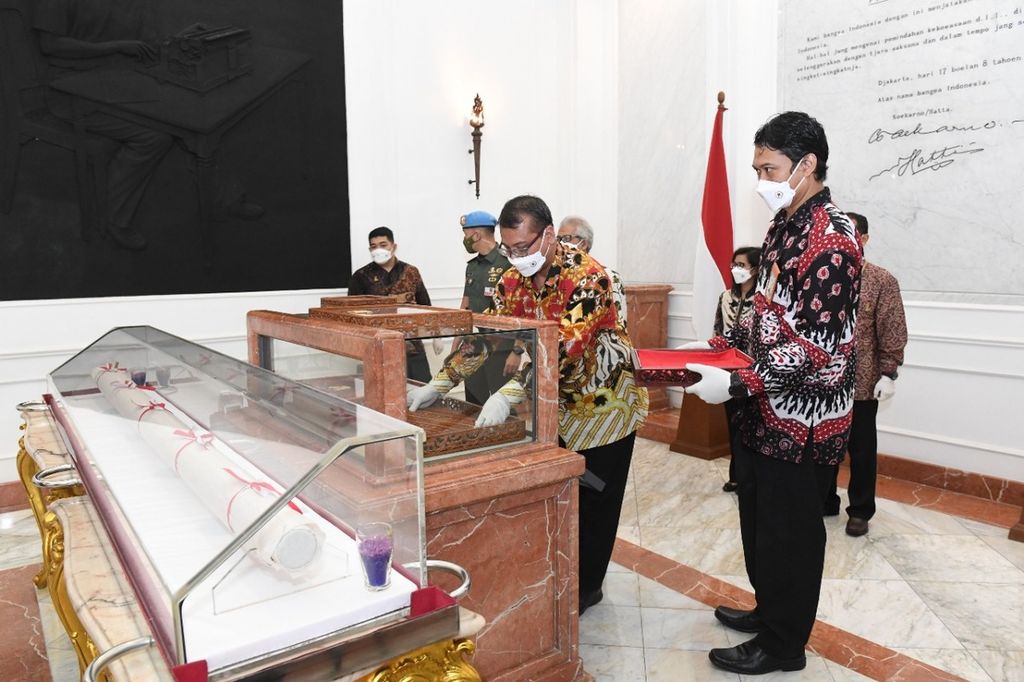 Naskah asli teks proklamasi tulisan tangan Ir Soekarno atau Bung Karno yang akan kembali disandingkan dengan bendera pusaka dalam Upacara Peringatan Detik-detik Proklamasi Kemerdekaan Republik Indonesia, di Istana Merdeka, Jakarta, Rabu (17/8/2022).