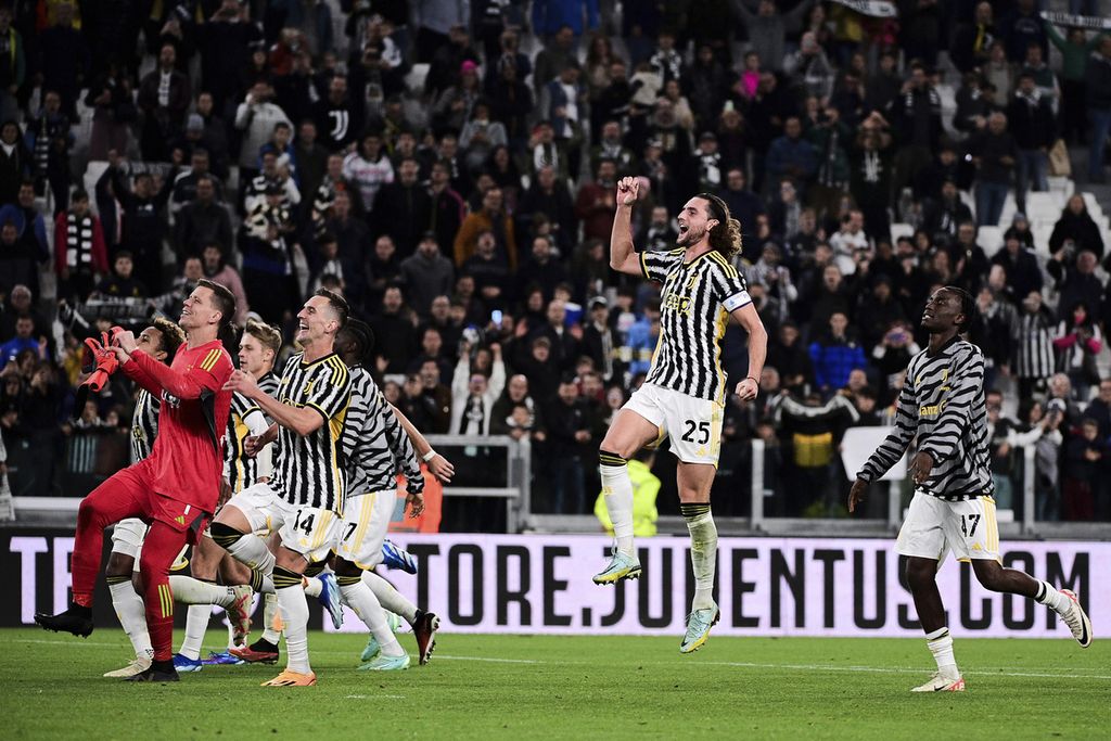 Para pemain Juventus merayakan kemenangan seusai pertandingan Liga Italia antara Juventus dan Verona di Stadion Arena Allianz, Turin, Italia, Minggu (29/10/2023) dini hari WIB. Juventus mengalahkan Verona 1-0. 