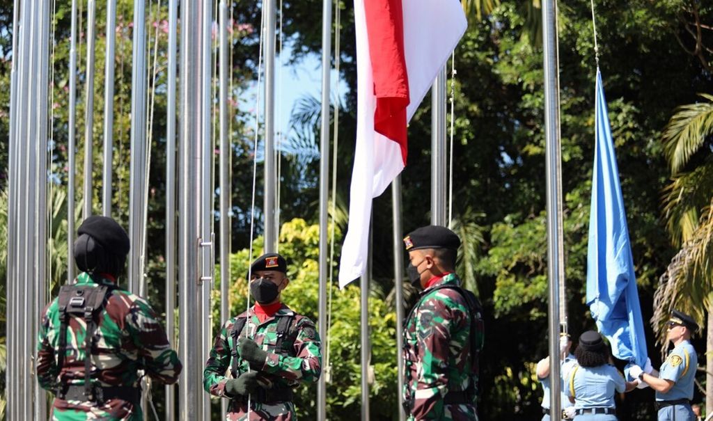 Menyambut pelaksanaan pertemuan ke-7 GPDRR 2022, digelar upacara pengibaran bendera Merah Putih dan bendera PBB di area Bali Nusa Dua Convention Center (BNDCC), kawasan The Nusa Dua, Badung, Minggu (22/5/2022). Dokumentasi Humas BNPB. 