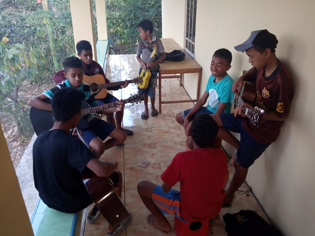 The atmosphere of a poetry musicalization workshop conducted by Lakoat.Kujawas children in North Mollo, South Central Timor, East Nusa Tenggara.