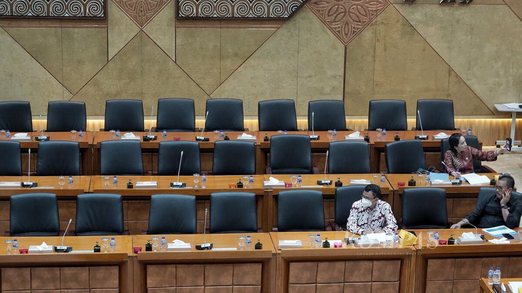 Para anggota Komisi IX yang hadir saat rapat kerja dengan Menteri Kesehatan Budi Gunadi Sadikin di Ruang Rapat Komisi IX DPR, Jakarta, Selasa (24/1/2023). 