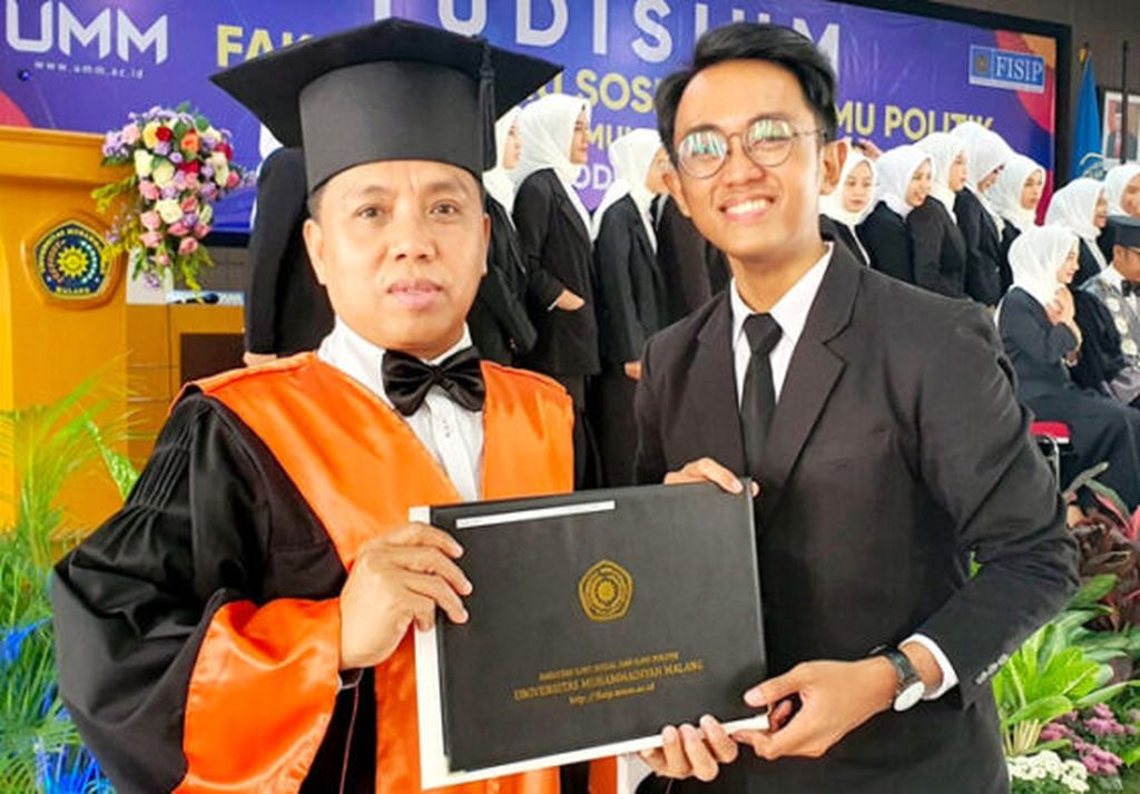 Rayan Afif (kanan), mahasiswa Jurusan Ilmu Komunikasi Universitas Muhammadiyah Malang, lulus dengan predikat cum laude.