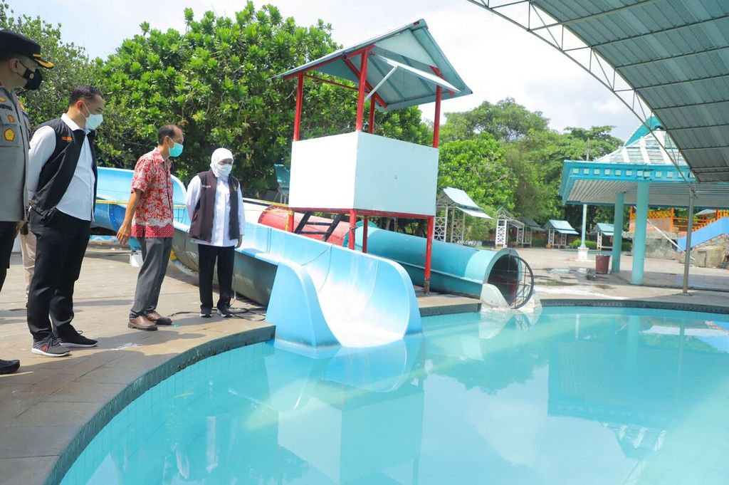 Gubernur Jatim Khofifah Indar Parawansa saat berkunjung ke Waterpark Kenjeran, Surabaya, Minggu (8/5/2022)
