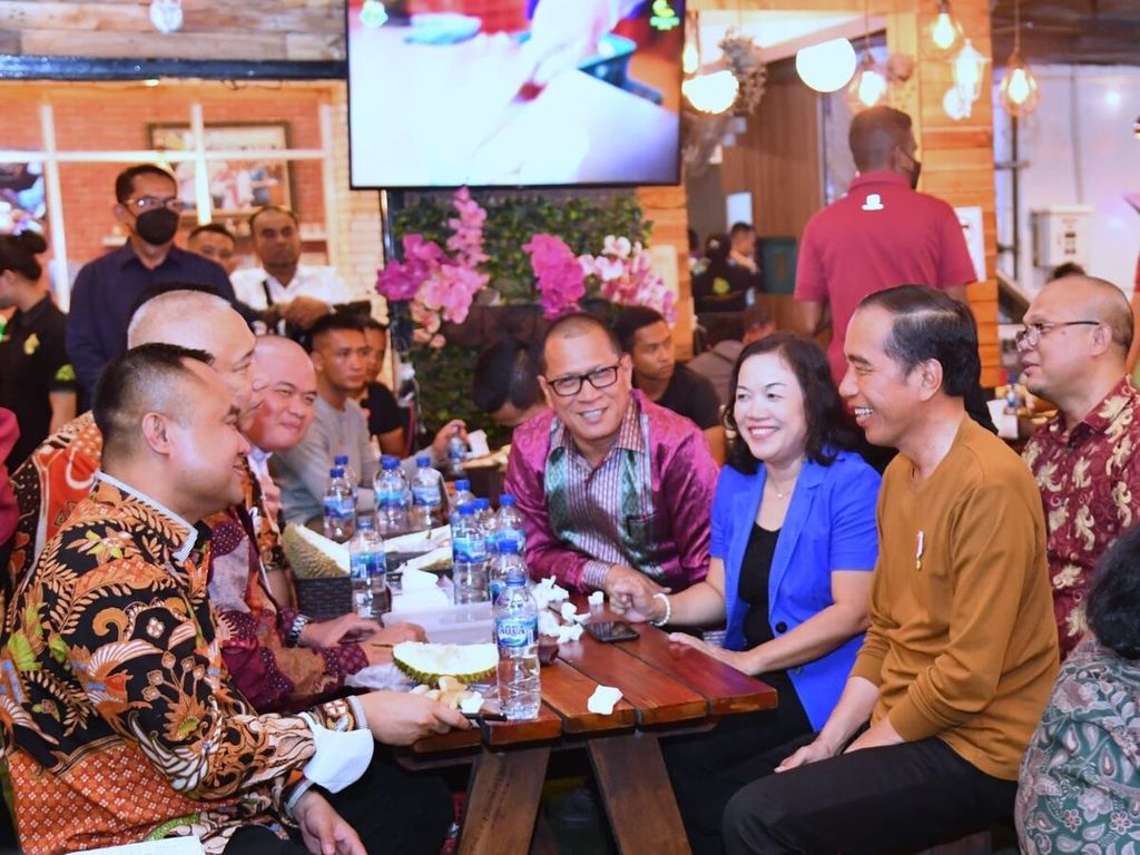 Presiden Joko Widodo saat makan durian bersama sejumlah pemimpin redaksi media massa, Rabu (8/2/2023).
