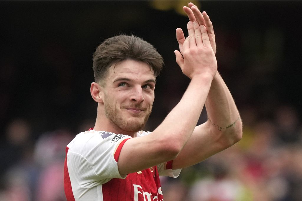 Arsenal midfielder, Declan Rice, celebrated after scoring the third goal in the English Premier League match between Arsenal and Bournemouth at Emirates Stadium, London on Saturday (4/5/2024). West Ham United, Rice's former club, suffered after Rice moved to Arsenal.
