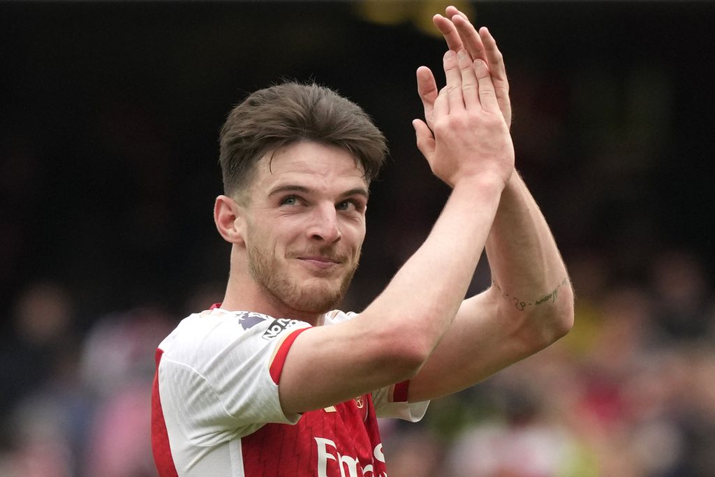 Gelandang Arsenal Declan Rice seusai mencetak gol ke gawang Bournemouth pada laga Liga Inggris di Stadion Emirates, London, Sabtu (4/5/2024). Arsenal menang 3-0.