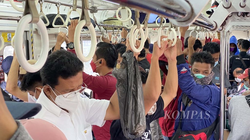 Para pekerja memadati kereta <i>commuter line </i>Tanah Abang-Rangkasbitung saat jam pulang kantor pada Senin (15/2/2021). 