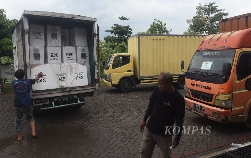 Truk boks berisi logistik pemilu tiba di kantor Kecamatan Lakarsantri, Surabaya, Jumat (2/2/2024).