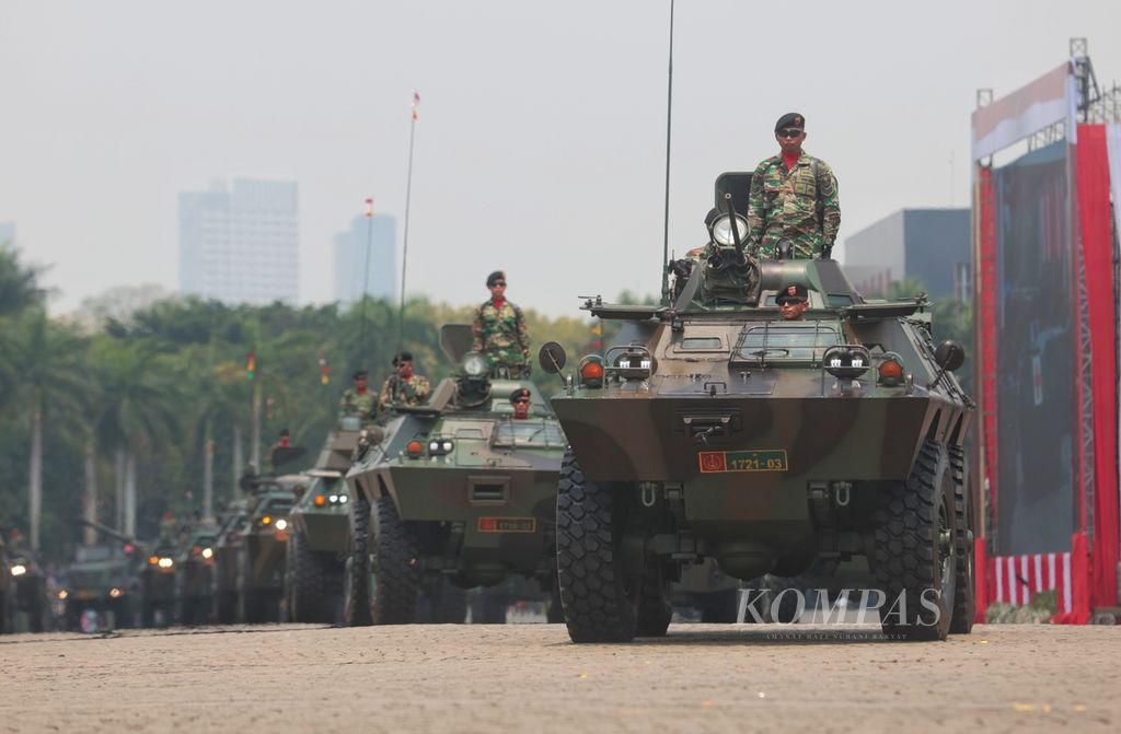 Kendaraan tempur melakukan defile saat puncak perayaan Hari Ulang Tahun (HUT) Ke-78 TNI di kawasan Monumen Nasional, Jakarta, Kamis (5/10/2023). 