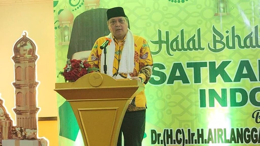 Ketua Umum Partai Golkar Airlangga Hartarto memberikan sambutan saat acara Halalbihalal Satuan Karya Ulama Indonesia di Jakarta, Selasa (23/4/2024).