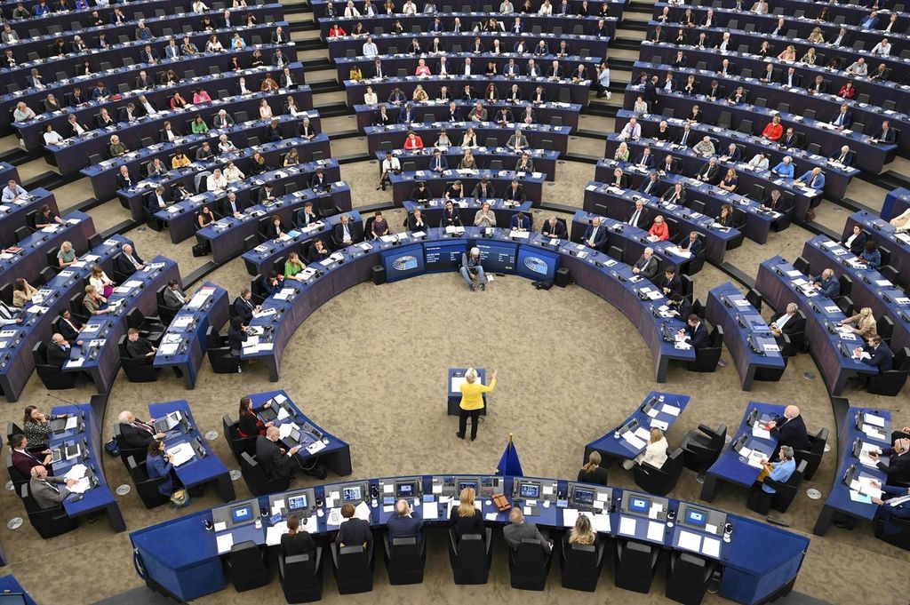 Presiden Komisi Eropa Ursula von der Leyen berpidato pada sesi "The State of the European Union" sebagai bagian dari sesi pleno parlemen Eropa di Strasbourg, Perancis, 14 September 2022. 