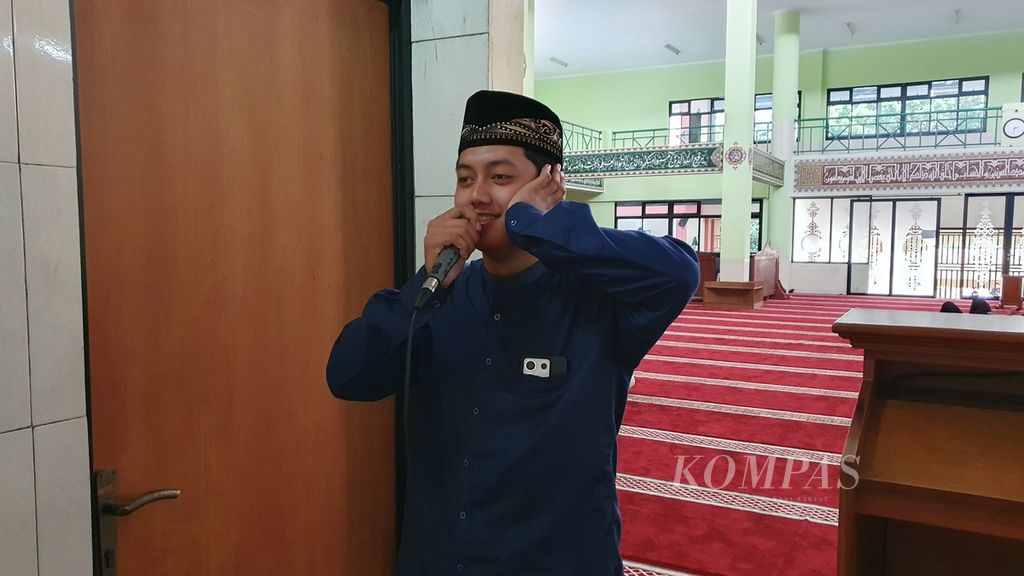 Marbot mahasiswa, Muhammad Haikal Abi (21), mengumandangkan azan Ashar di Masjid Al-Jami’ah Universitas Islam Negeri Syarif Hidayatullah, Ciputat, Tangerang Selatan, Banten, Senin (26/3/2024).