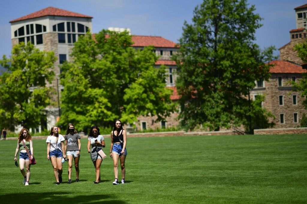 Mahasiswa baru yang baru mau mulai kuliah berjalan menuju asrama mereka di dalam kampus University of Colorado, Boulder, Colorado, AS, 18 Augustus 2020. 