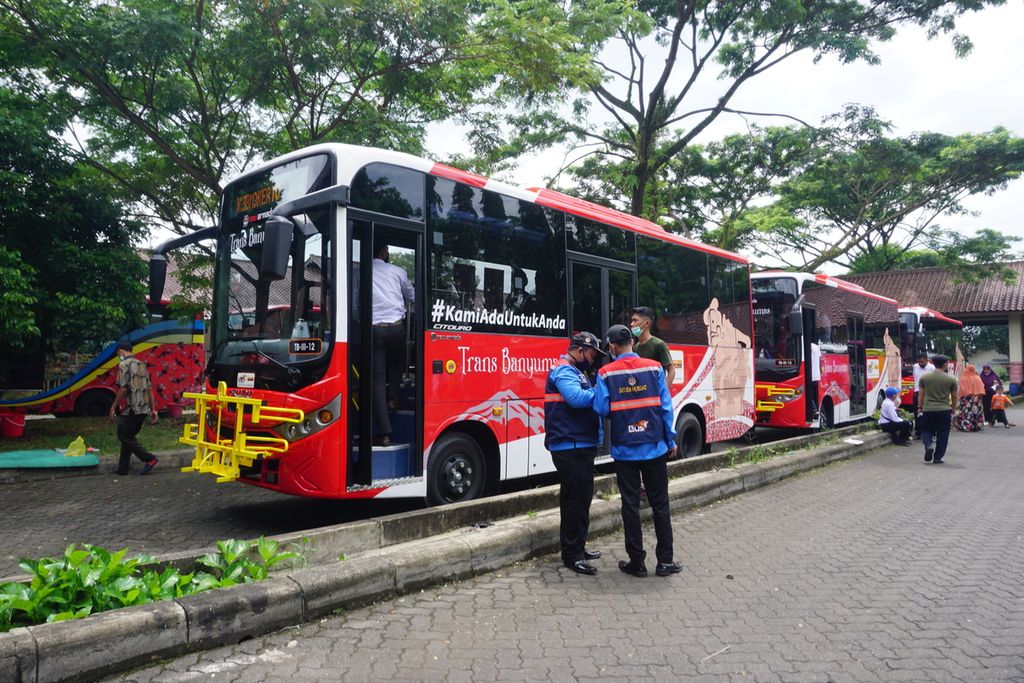 Petugas menyiapkan bus Trans Banyumas koridor 3 di Terminal Bus Bulupitu, Purwokerto, Banyumas, Jawa Tengah, Selasa (7/12/2021).