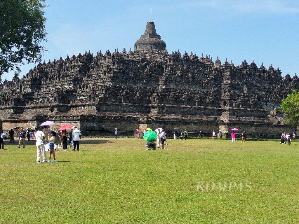 Candi Borobudur ramai dikunjungi wisatawan, Selasa (21/6/2022). Demi menjaga kelestarian candi, jumlah pengunjung yang naik ke bangunan candi dibatasi. 