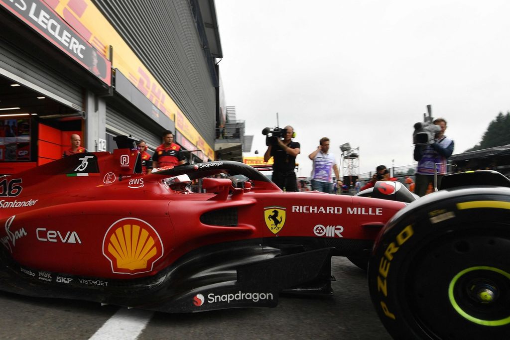 Pebalap Ferarri, Charles Leclerc, keluar dari garasi tim untuk memulai sesi latihan bebas pertama balapan Formula 1 seri Belgia di Sirkuit Spa-Francorchamps, Spa, Jumat (26/8/2022). 