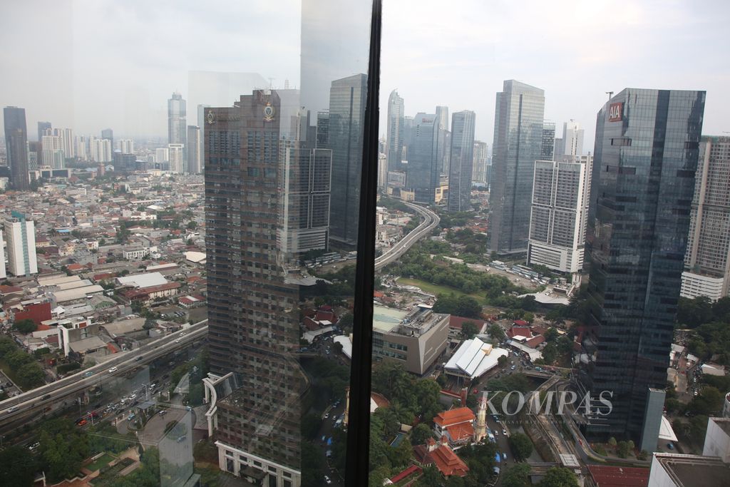 The urban landscape of Jakarta filled with skyscrapers, Wednesday (28/2/2024). According to data from the Central Statistics Agency, in 2023, the Indonesian economy grew by 5.05 percent annually. This achievement is lower than the economic growth in 2022 which reached 5.31 percent.
