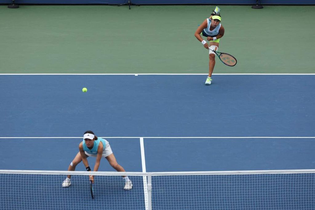 Miyu Kato (kiri) dan Aldila Sutjiadi berlaga melawan Victoria Azarenka/Beatriz Haddad Maia pada laga babak ketiga Grand Slam AS Terbuka di Pusat Tenis Nasional Billie Jean King, New York, Selasa (5/9/2023) dini hari WIB. Aldila/Kato dikalahkan Azarenka/Maia, 2-6, 0-6.
