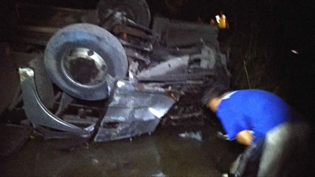 Bus Sugeng Rahayu yang tercebur ke sungai di Jembatan Sidowayah IV, Jenggrik, Kedunggalar, Ngawi, Jawa Timur, Rabu (3/4/2019). Bus milik PO Sumber Group itu terlibat kecelakaan fatal yang mengakibatkan dua penumpang tewas dan 14 penumpang lainnya, termasuk tiga kru bus, terluka.