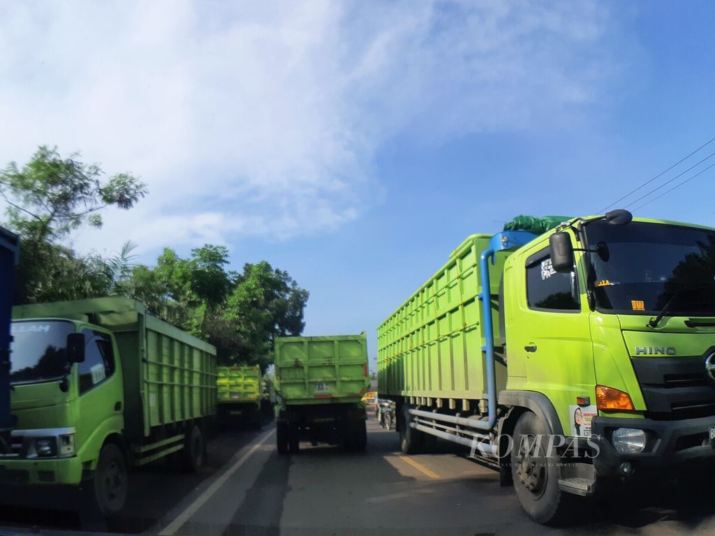 Angkutan batubara masih berseliweran dan parkir di sepanjang bahu jalan mulai dari Talang Bakung hingga Jalan Baru Selincah menuju<i> stockpile</i> dan pelabuhan, Juni 2022.