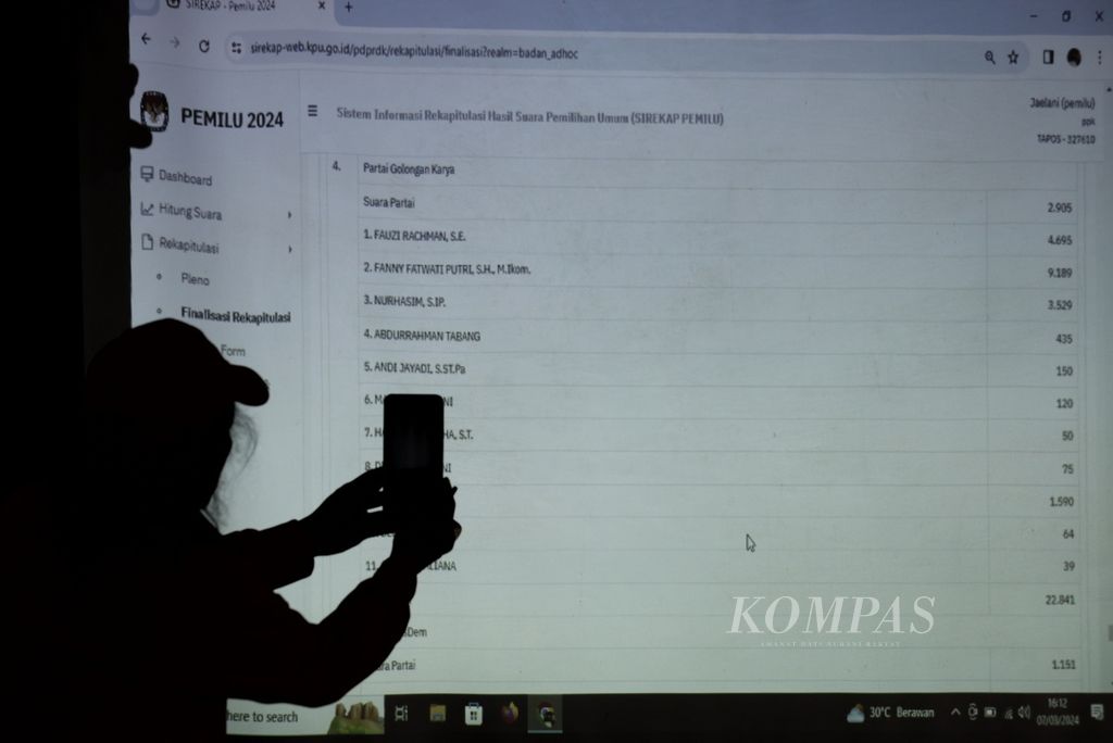 Saksi peserta Pemilu 2024 memotret hasil rekapitulasi suara saat rapat peleno pencermatan hasil rekapitulasi suara di Kantor Kecamatan Tapos, Kota Depok, Jawa Barat, Kamis (7/3/2024). 