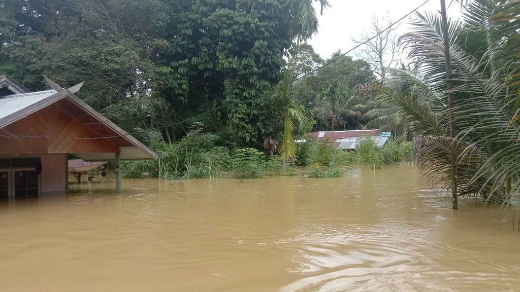 Banjir yang melanda di Muara Teweh, Kabupaten Barito Utara, Kalimantan Tengah, pada Minggu (12/5/2024). Banjir ini melanda hingga kini di tiga kabupaten di Kalteng.